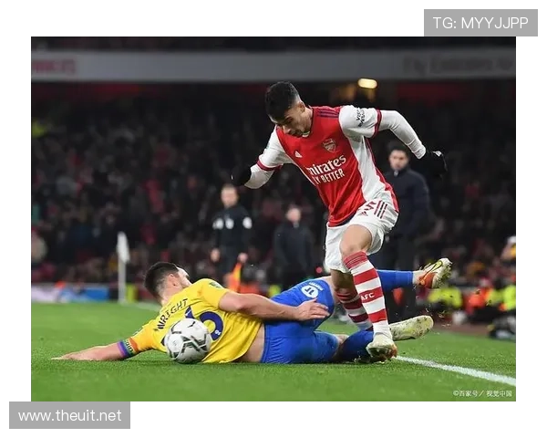 曼联战术体系缺乏稳定性,对球队赛季走势与关键战表现形成制约 曼联战术体系缺乏稳定性,对球队赛季走势与关键战表现形成制约