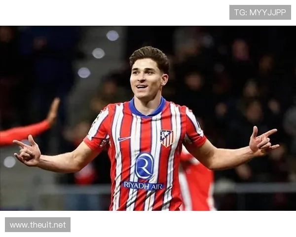 阿尔瓦雷斯球场外的生活比打比赛还拼，钱包都快撑爆了吧？