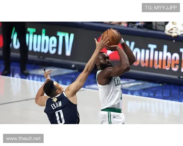 杰伦·布朗突破拉开与凯尔特人内线差距 提升关键时刻得分效率